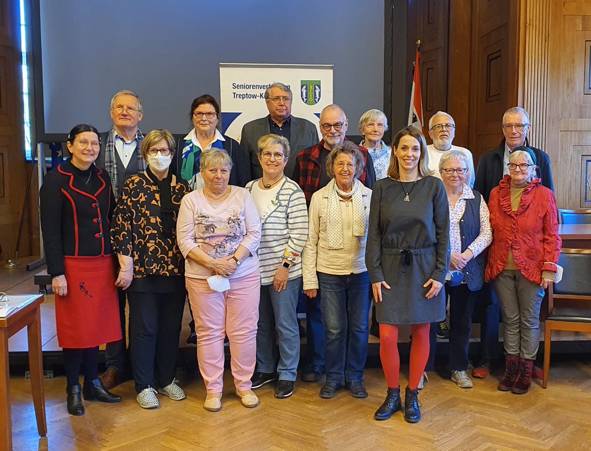 BaBerlinTK's tweet photo. Die 17 Mitglieder der neuen #Seniorenvertretung #Treptow-#Köpenick stehen fest.
Die gewählten Vertreter/-innen wurden gestern durch BzStRin #Weingart berufen.🤚📜
Wir gratulieren allen Gewählten recht herzlich!💐
Weitere Infos unter https://t.co/hFEUVkvBZz https://t.co/8UHJOZvDKf