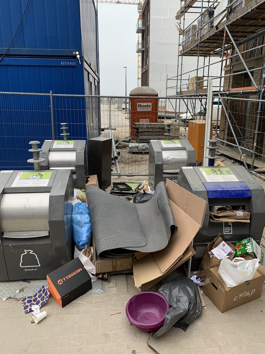 LodewijkvanL's tweet photo. @AmsterdamNL kijkt u mee. Er wonen al veel mensen op centrum eiland, 3 containers is echt niet genoeg!!! #centrumeiland #vuilnis https://t.co/Er840jxQmb