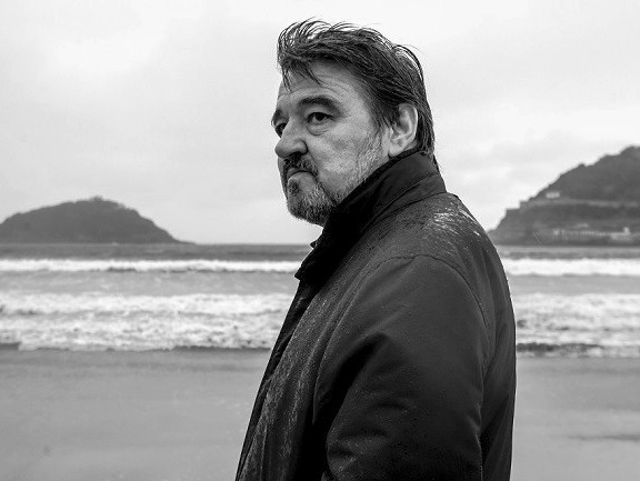 Programación para esta tarde de #POEX 

· 17.00h. Biblioteca de Pumarín Gijón-Sur. Encuentros en las bibliotecas. Isabel Bono

· 19.00h. Patio del CCAI. 'Simpre van solos los bichos', con Laura C. Vela y Suso Mourelo

· 20.00h. Patio del CCAI. Karmelo C. Iribarren, 'El escenario'