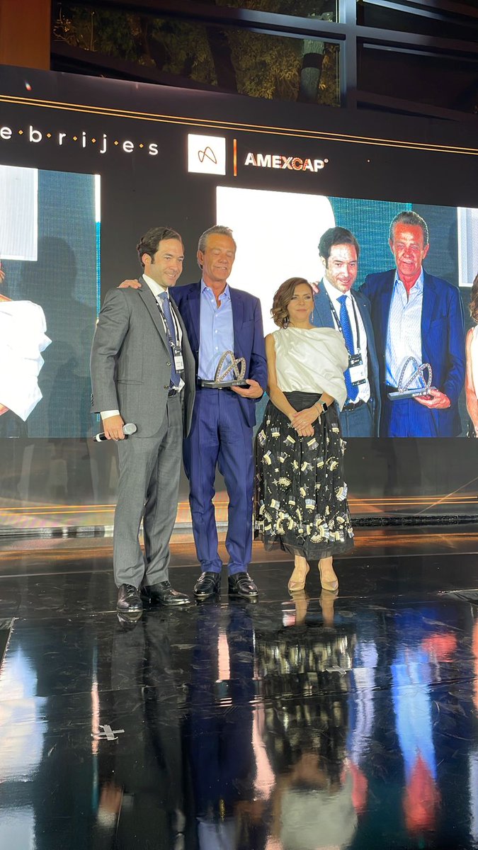 El reconocimiento especial #AlebrijeAMEXCAP a la trayectoria en la industria del capital privado 2022 se entregó a <a href="/ArturoSaval1/">Arturo J  Saval</a>, presidente de <a href="/NexxusPE/">Nexxus</a> y expresidente de #AMEXCAP, por 40 años de experiencia, contribución y trabajo a favor de la industria de #CapitalPrivado