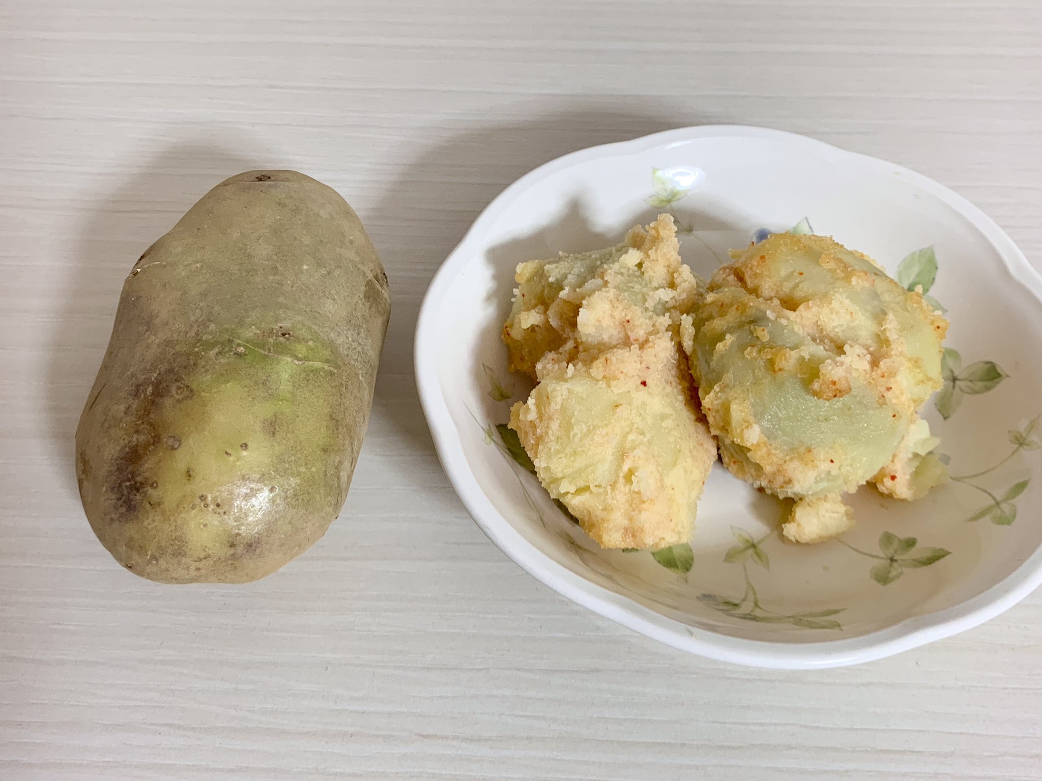 らぴ すまいる 毒ジャガ食べてから1日半経ってだいぶ症状軽くなってきたので 原因のジャガイモ 晒しておく ﾟ ﾟ W ﾟ ﾟ たしかに緑っちゃ緑だけど これくらいなら食べちゃうって人絶対いるだろうから注意して まじ救急車で運ばれて天国見えるから ﾟ