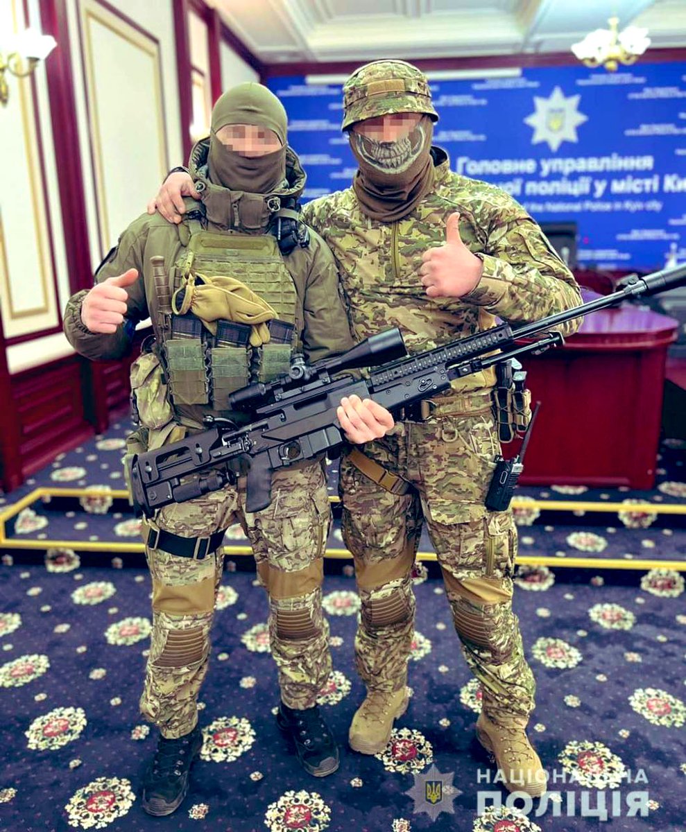 The3Swamp's tweet photo. - Update -
Der ukrainische Innenminister hat einem ukrainischen Soldaten eine interessante Waffe übergeben.
Ein TS.M.308– das im Wesentlichen eine lokale Kopie von 
Brügger &amp; Thomet APR308 ist, hergestellt von „Tactical Systems“.
#Ukraine #UkraineKrieg #deathfromafar https://t.co/2viw7dYIyx