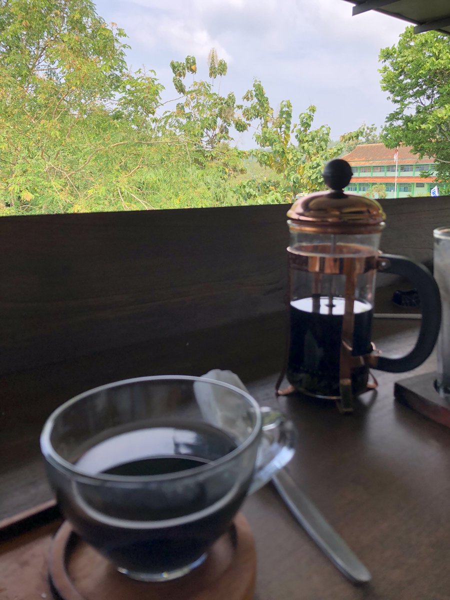 aisakarima's tweet photo. Zonk sekaliii# berawal dari rasa penasaranku menikmakti rasa yg baru d lidahku. Herb tea. Yg katanya rekomended mbanyaa tapi rasanya aneh bgt 😌ga lagi2 penasaran. Bluetea https://t.co/pnjZ1gtWs0