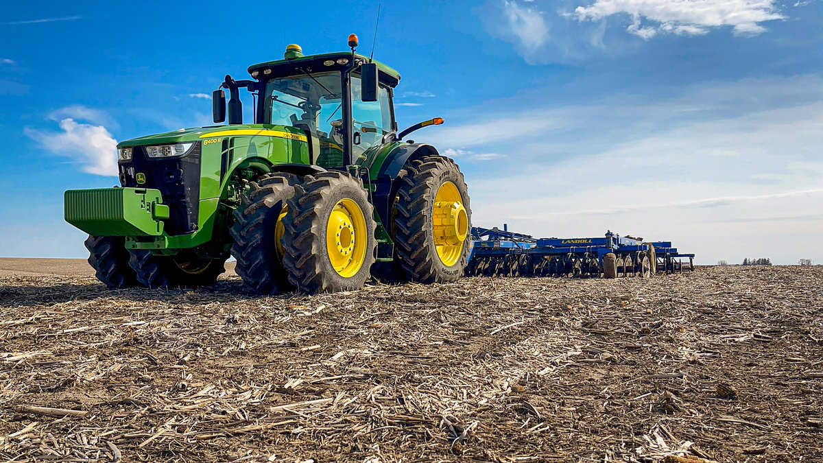 adam_singletary's tweet photo. Sheโs a beaut, Clark! Had to get the new girl out to stretch her legs a little after her winter hibernation today by smoothing up some new and reshaped waterways before we drill them in tomorrow. #JohnDeere #8400R #Landoll https://t.co/pwzjflLukl