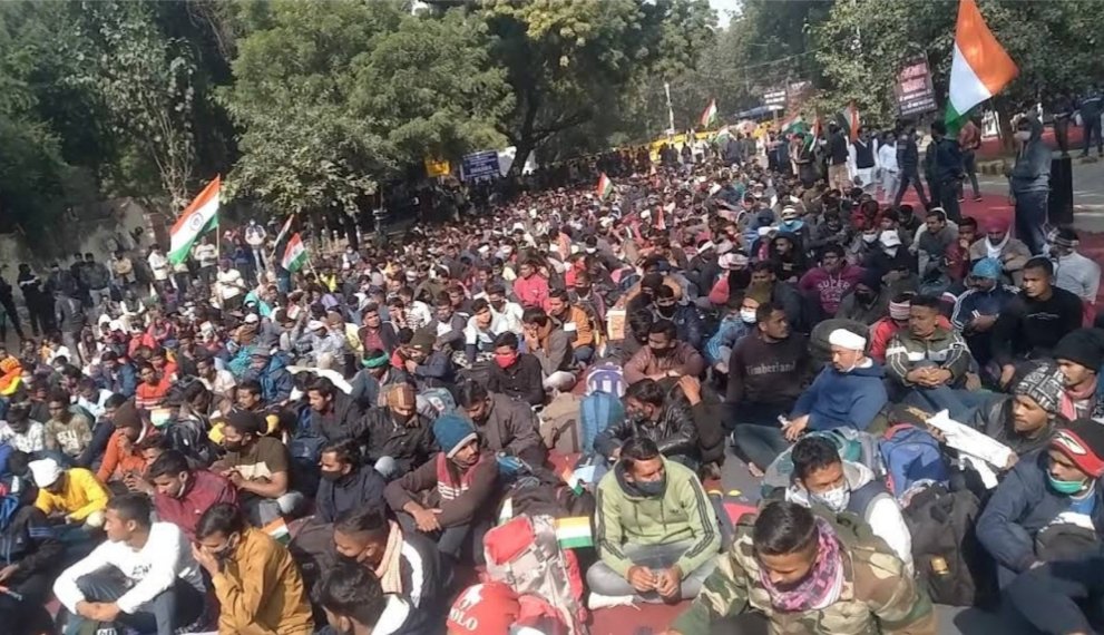 #SSCGD18_Joining_Do रुकना मत साथियों, झुकना मत साथियों, जो अवाम-ए-हिन्द को समझे कमज़ोर तो हमको कहना है साथियों, कि गांधी/भगतसिंह की इस धरा पर हक़ के लिए लड़ना हम जानते हैं, सरकार की अनदेखी के खिलाफ आप अकेले नहीं हैं, इस अन्याय के खिलाफ हम सब आपके साथ हैं,  नियुक्ति देनी होगी ।