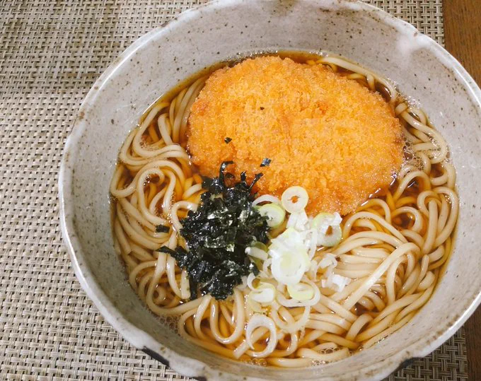 朝から身体が冷えていたので、お昼はお腹から温まるお蕎麦を作りました✨

✨【コロッケそば】✨

駅ナカの立ち食い蕎麦屋さんのコロッケそばが恋しい… 