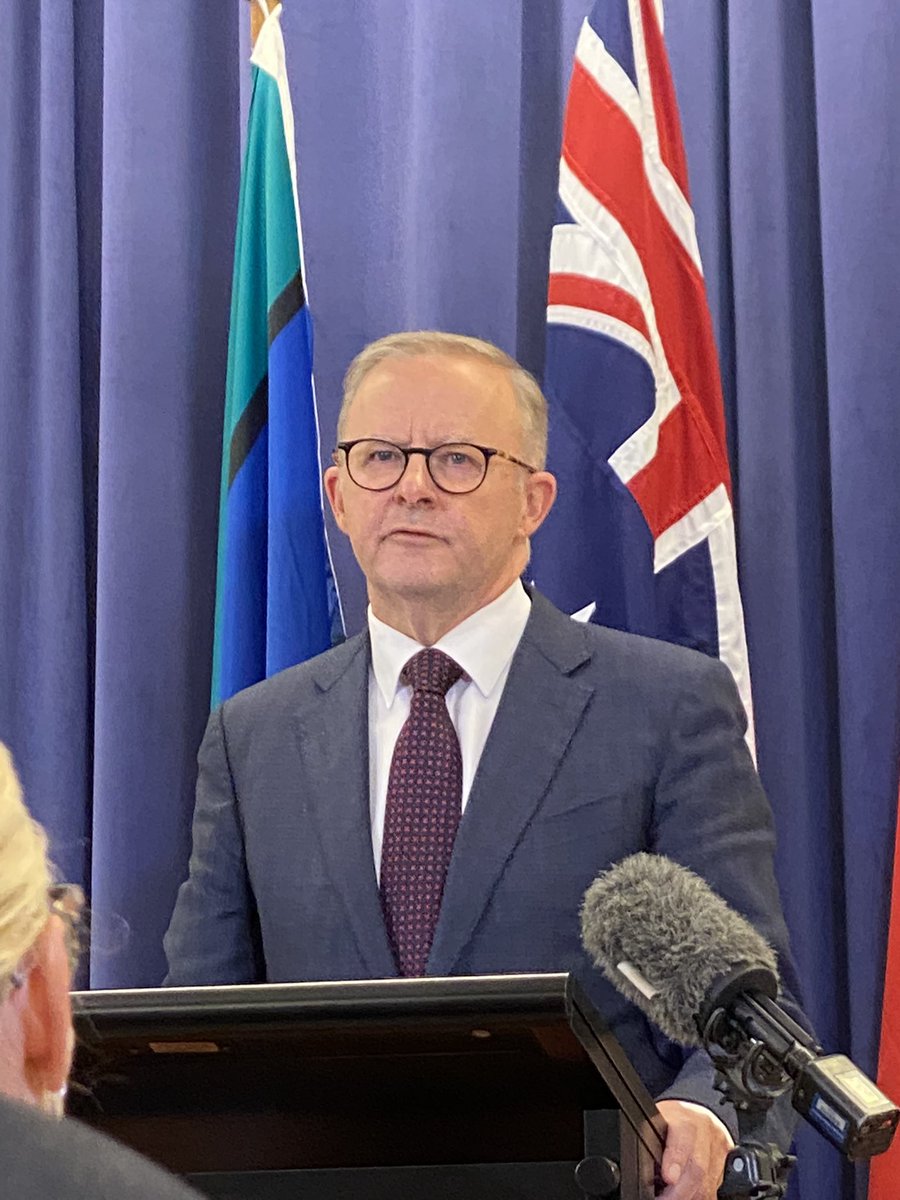 StephenJonesMP's tweet photo. A rousing speech from Anthony at caucus this morning. I’m working hard to make this guy the next PM. https://t.co/tM4vs7YmJM