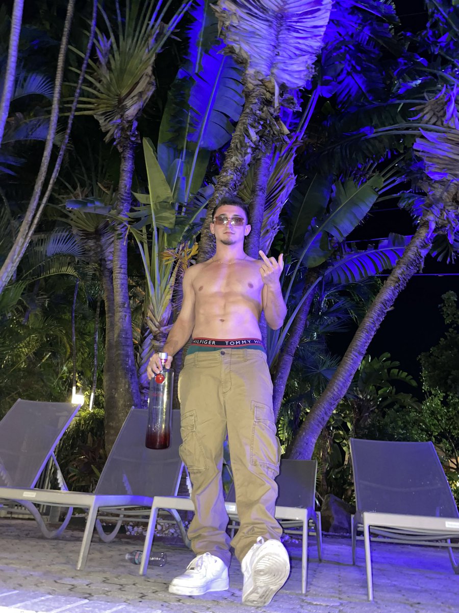 kingfetty20's tweet image. Spring break never ends when you look this good   Get in the DMs and flood my wallet #findom #cashmaster @footmastersrt @BestFootMasters  @MASTER_UPDATES @varsityjox @academyoffags2