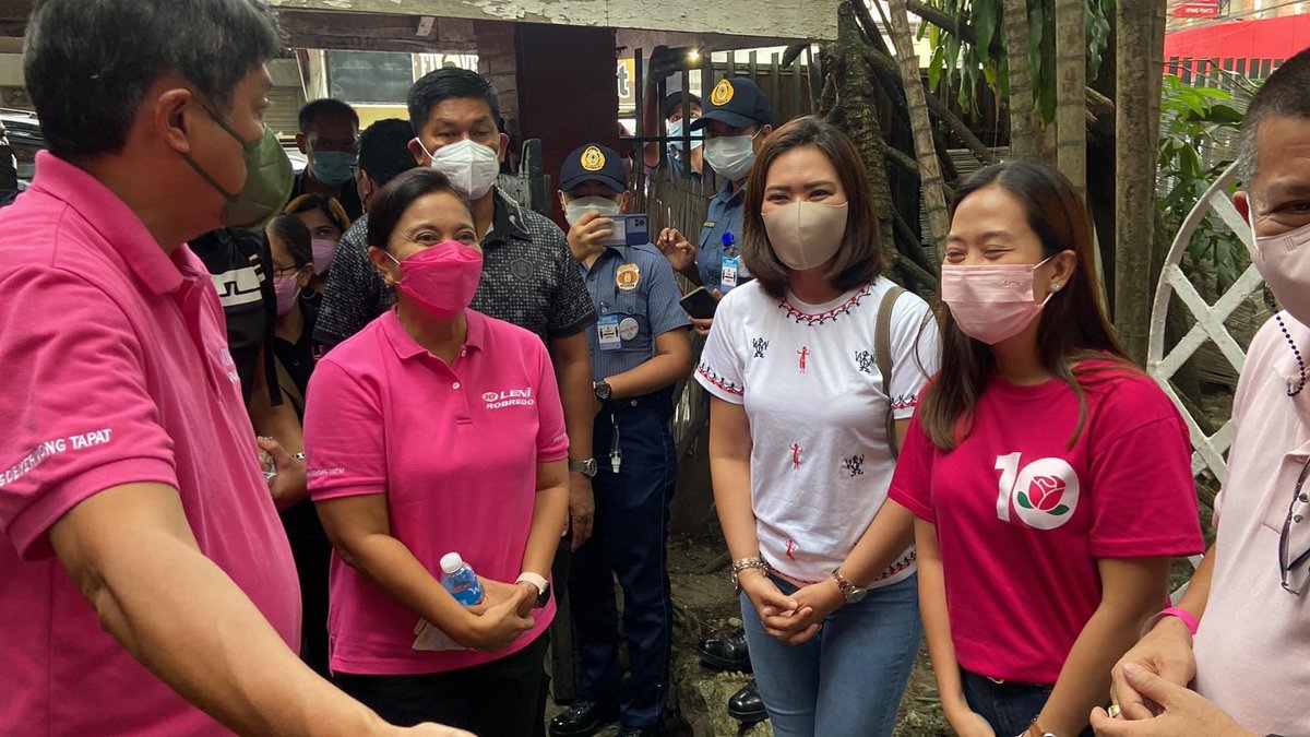 lanceuylim's tweet photo. Here's a photo of Samar 2nd district representative Sharee Ann Tan and Paranas mayor Eunice Babalcon welcoming Robredo and Pangilinan at the Balay Samarnon yesterday, March 28. 

Tan endorsed the UniTeam tandem of Bongbong Marcos and Sara Duterte. 

@indayevarona @rapplerdotcom https://t.co/T6xmQjjCW1