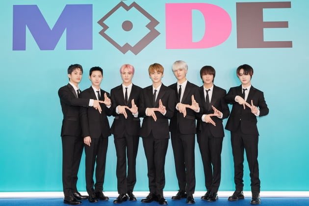 SM_NCT's tweet photo. [INFO] 220329 #NCTDREAM topped various music charts with their 2nd full-length album, ‘Glitch Mode’.

Translated by @gongdyunimie - SM_NCT
https://t.co/7Vw2yvua3R https://t.co/qvQOOV7doU
