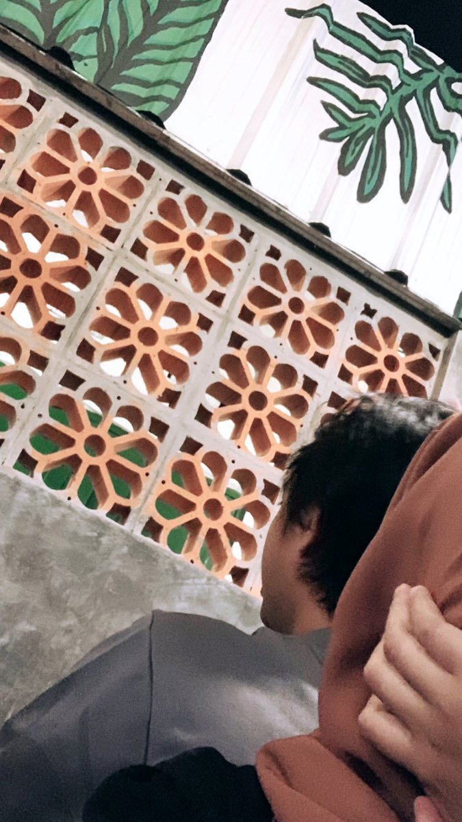 Emmaa099's tweet photo. Ngobrol tuh saling hadap”an yaa, ini malah ngebelakangin ☺️ https://t.co/DXAH9GytTy