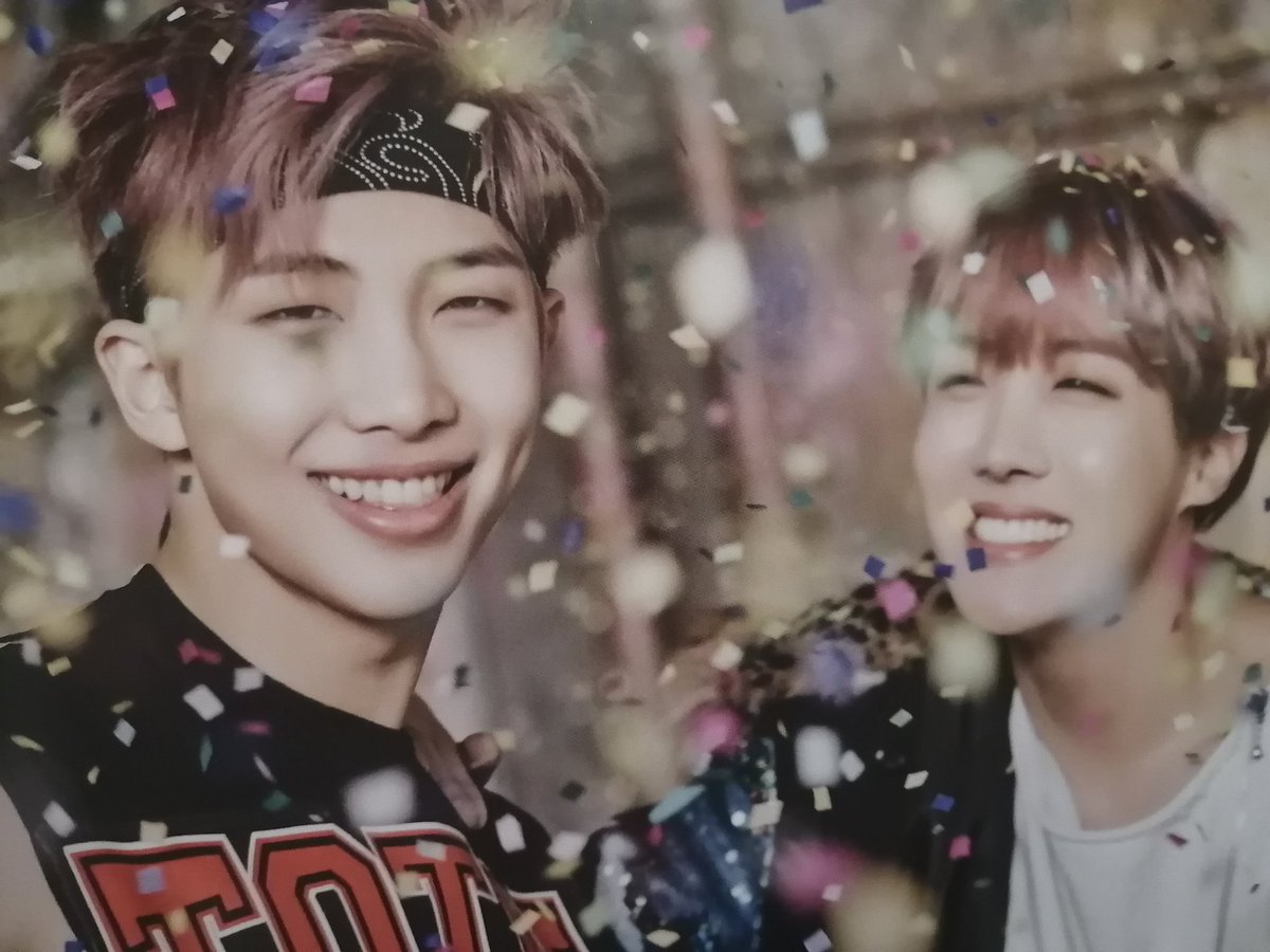 Catalinacolin7's tweet photo. Por Dios, amé esta foto....

Odio no haberlos conocido durante su época debut. Pero se qué llegaron a mi vida en el momento indicado @BTS_twt

Y como dice este álbum...
You never walk alone 💜

#NAMJOON
#JHOPE https://t.co/FJ2mxz4V7b