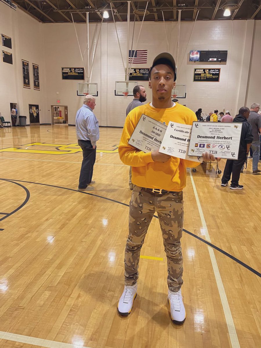 desmondherbert's tweet photo. 3x All region🏆📸@unionscsports @UCHSfb @coachtsb1 #TSB4Life🐝 Time for the next step @CoachFlowers @JCSUSports  #JJJC-SUUU!!!!💙💛🐂 https://t.co/nJ0nGIjrWQ