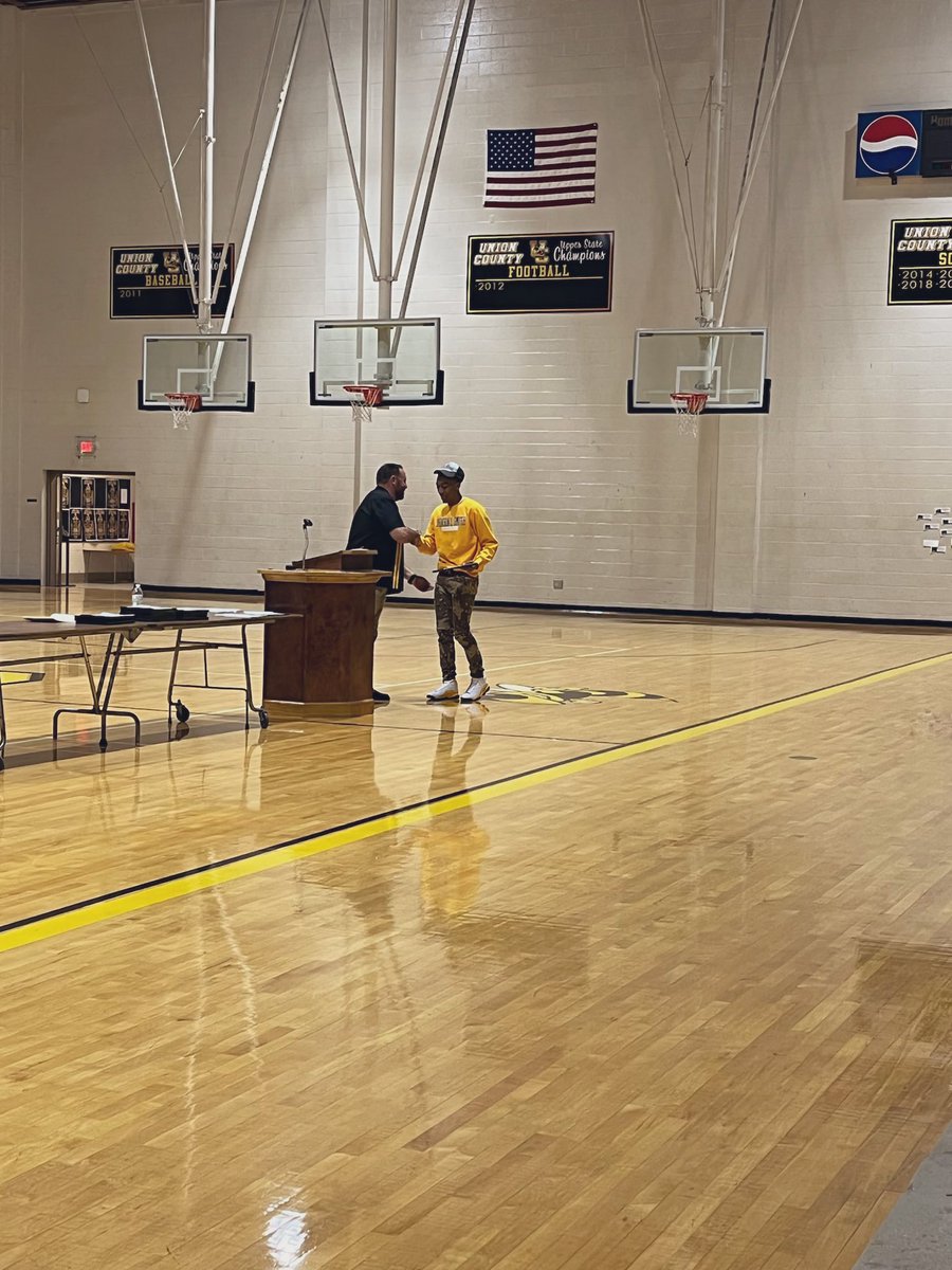 desmondherbert's tweet photo. 3x All region🏆📸@unionscsports @UCHSfb @coachtsb1 #TSB4Life🐝 Time for the next step @CoachFlowers @JCSUSports  #JJJC-SUUU!!!!💙💛🐂 https://t.co/nJ0nGIjrWQ