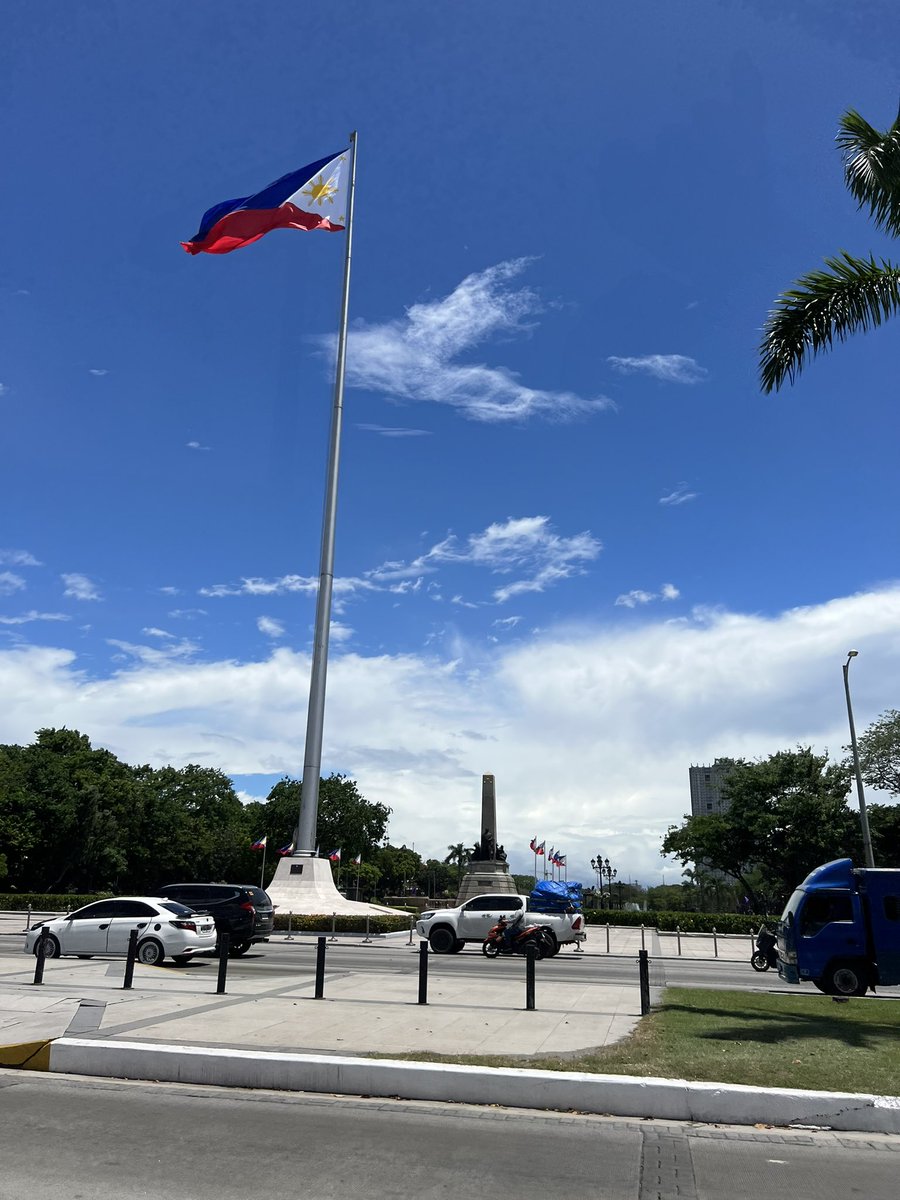 BothanPhl's tweet photo. The flag is flying high and the sky is clear sa TUNAY NA PAGBABAGO! #PilipinasBaBangonMuli #PilipinasBBM #BBMSARA2022 #NeverAgain2016 #NeverAgainToPoliticsOfHate #BeVigilant https://t.co/BzDuDsmXdM