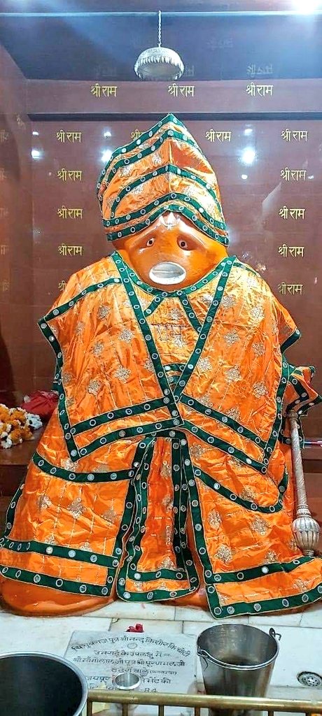 जेहि पर कृपा करहि जनु जा‍नी!
कवि उर अजिर नचावहि बानी!!
मोरि सुधारिहि सो सब भांति!
जासु कृपा नहि कृपा अघाति!!

#जय_श्रीराम #जय_श्री_हनुमान 
#वीर_हनुमान