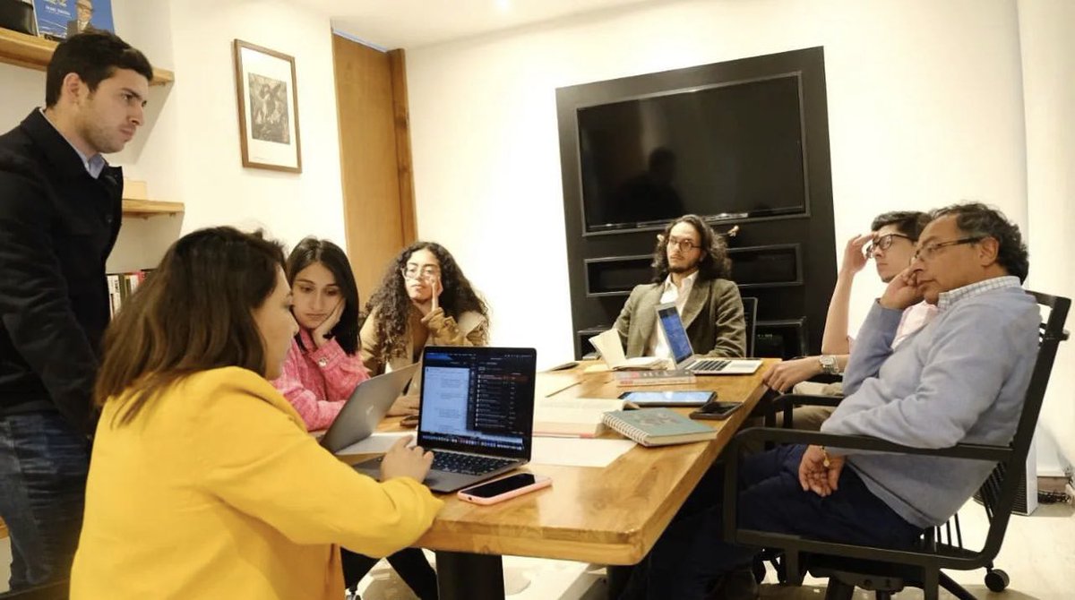 AABenedetti's tweet photo. A esta hora con parte del equipo, @petrogustavo está preparando el debate de la @UExternado. Nos vemos mañana a las 9am. https://t.co/pyTMbYZjiH