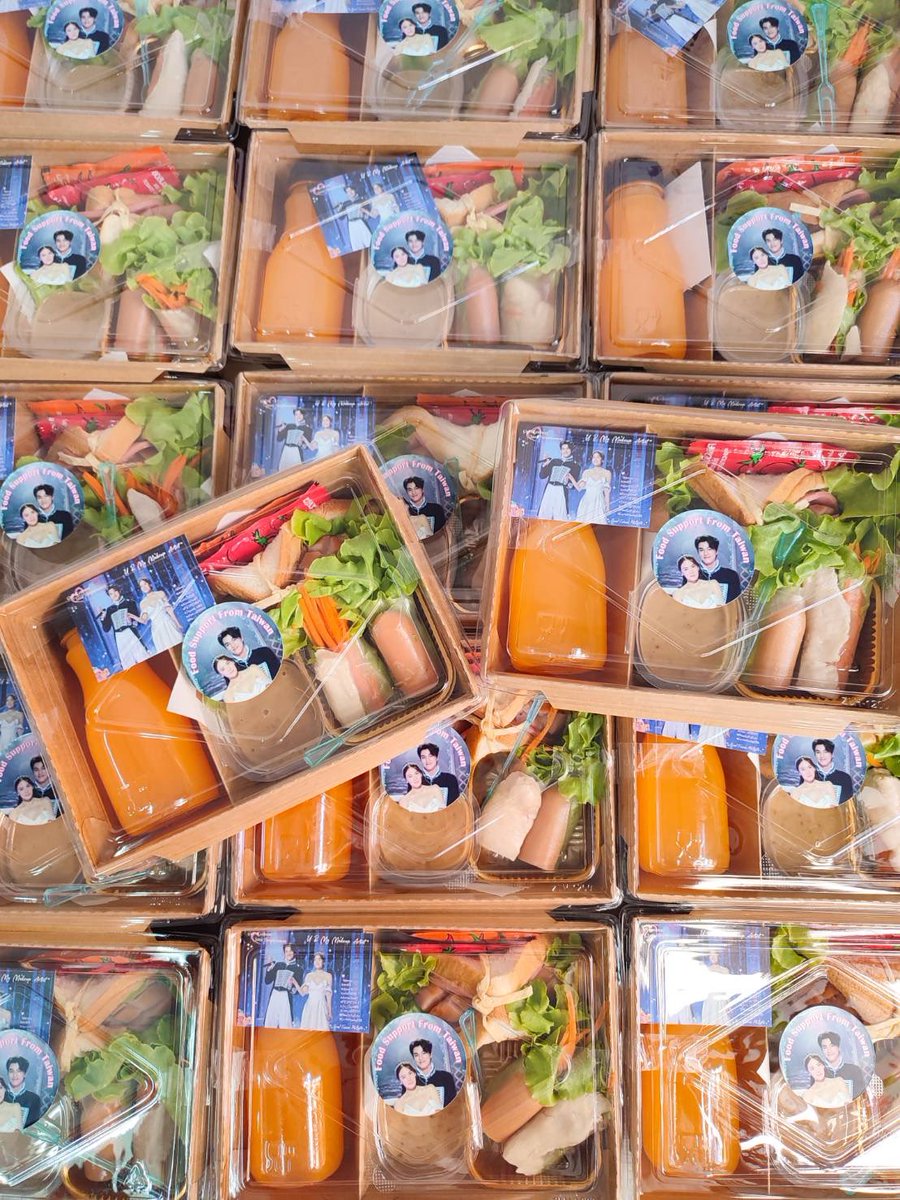 JoyceLin805's tweet photo. 🎬 1st Food Support  for @gulfkanawut and team of #URMyMakeupArtist
Food boxes*50
🥪Sandwiches 
🥗Salad roll
🍹Orange juice 
Thanks for
Wenya
@JoyceLin805
@jein813
@shan433_
@junior30220
@AnitaChao7
@FEIFEI0527
@chan_c072599
@MewGulf_July
@KarenHuang0306
GULFKANAWUT
#GulfKanawut https://t.co/lF2EmKSsem