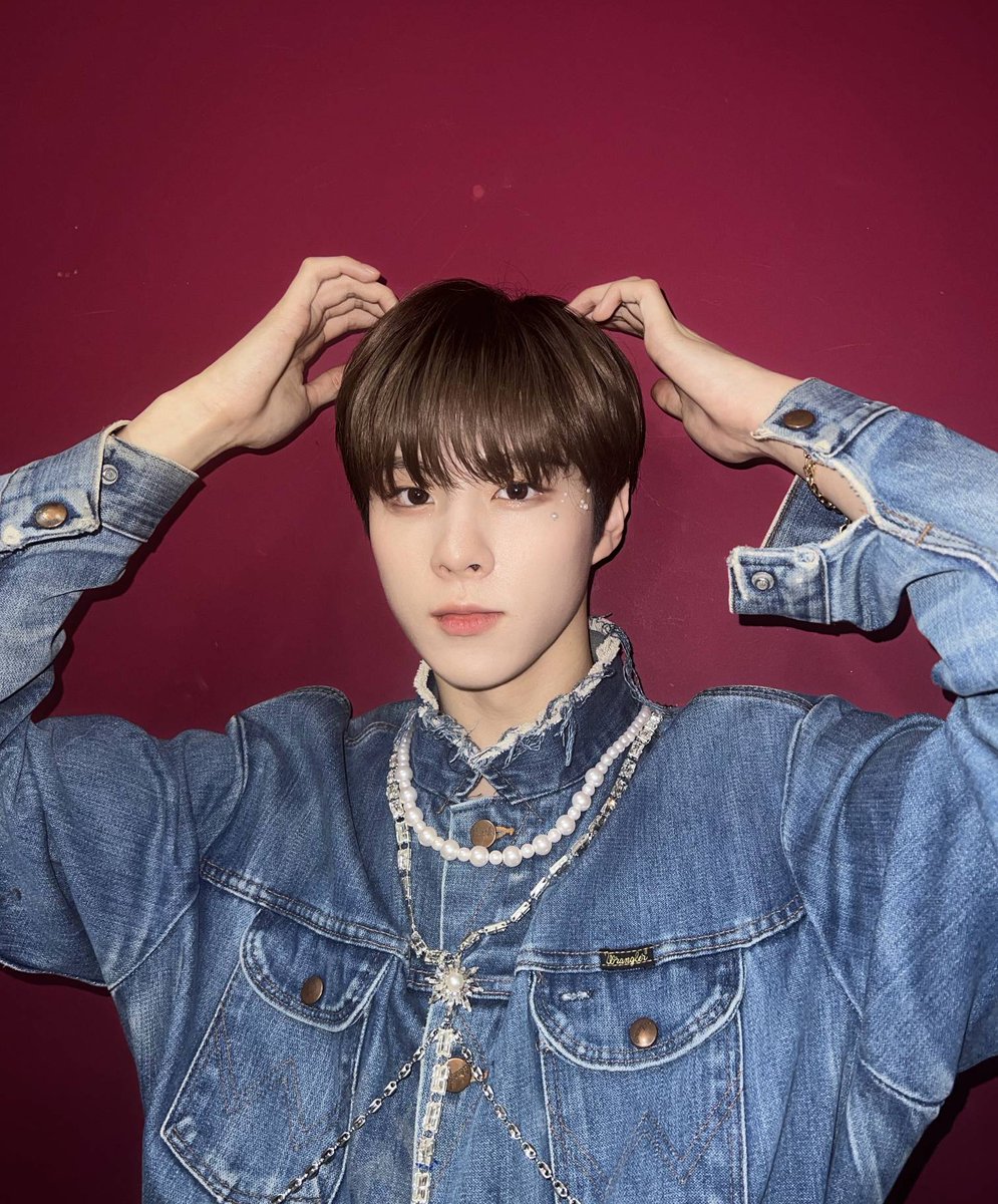 hourlykwseok's tweet photo. #김우석 #KIMWOOSEOK https://t.co/8qIAZxNuUZ