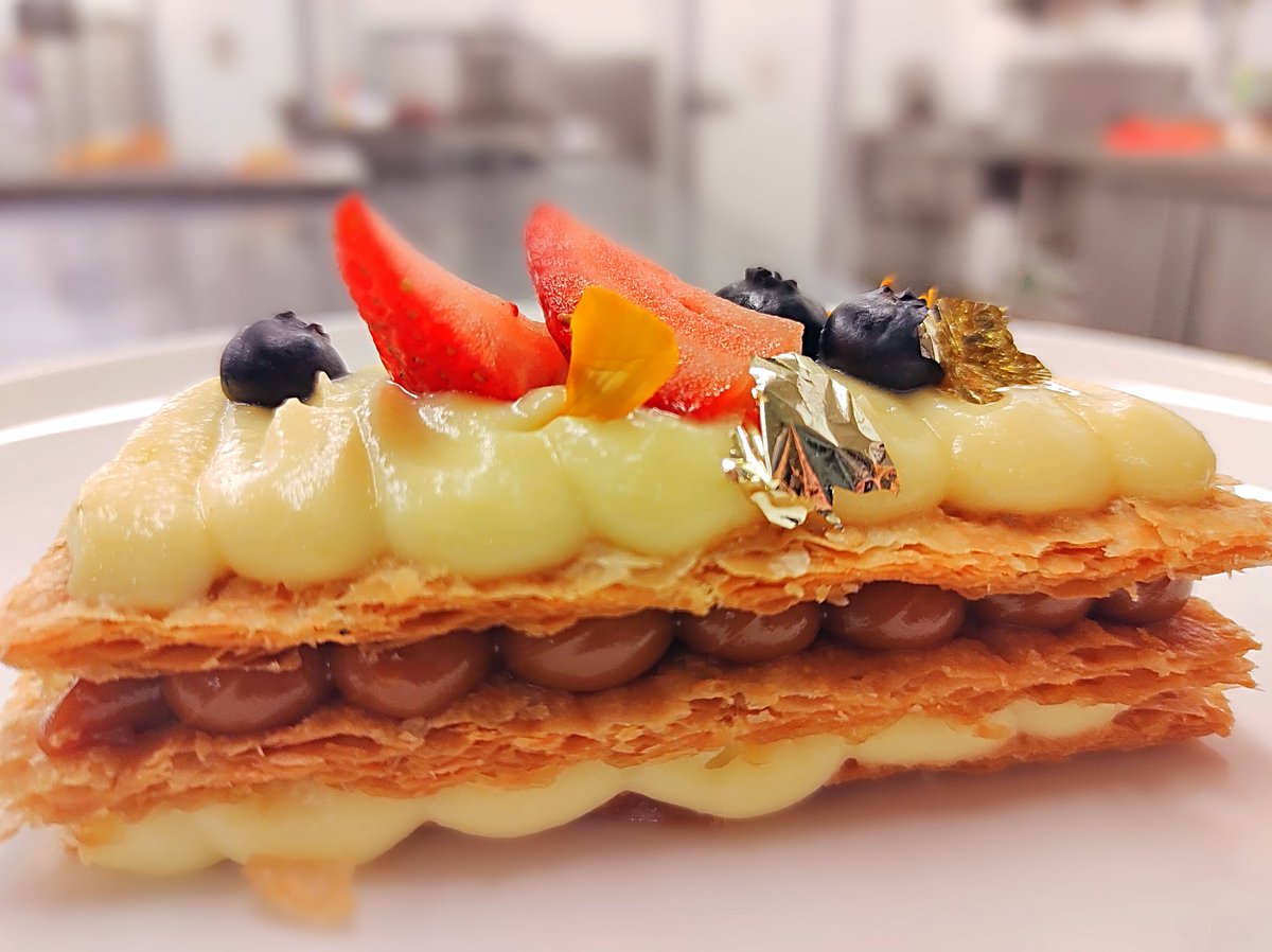 CarlosCalandria's tweet photo. Tataki de lomo, canchita y mayo de achiote / Patacones, desmechado de res y cebolla encurtida / Milhojas de crema y arequipe de café. https://t.co/8zTyFSarxi