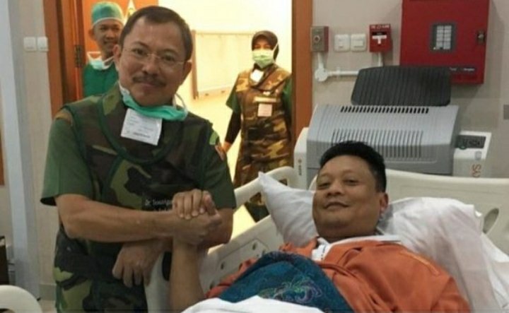 Coba berapa ratus juta biaya pengobatan orang kena stroke mungkin bisa milyaran tapi ini di short cut hanya 30 jutaan lewat operasi DSA ala Terawan.