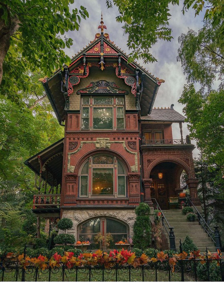 vlady_elena's tweet photo. The Hermann Weinhardt House built in 1888 in Chicago. 🏡  ©️nathaielintransit. https://t.co/Jhh7VpxP4P