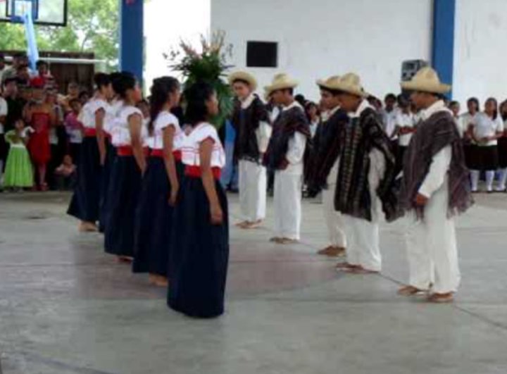 CCV434_mixe's tweet photo. En continuación de la vestimenta de la cultura Mixe..

La vestimenta de los hombres se compone de camisas holgadas de manta, un cazón, sombrero de palma y pueden ir descalzos.
#Oaxaca #vestimenta https://t.co/jt42oPPo0Z