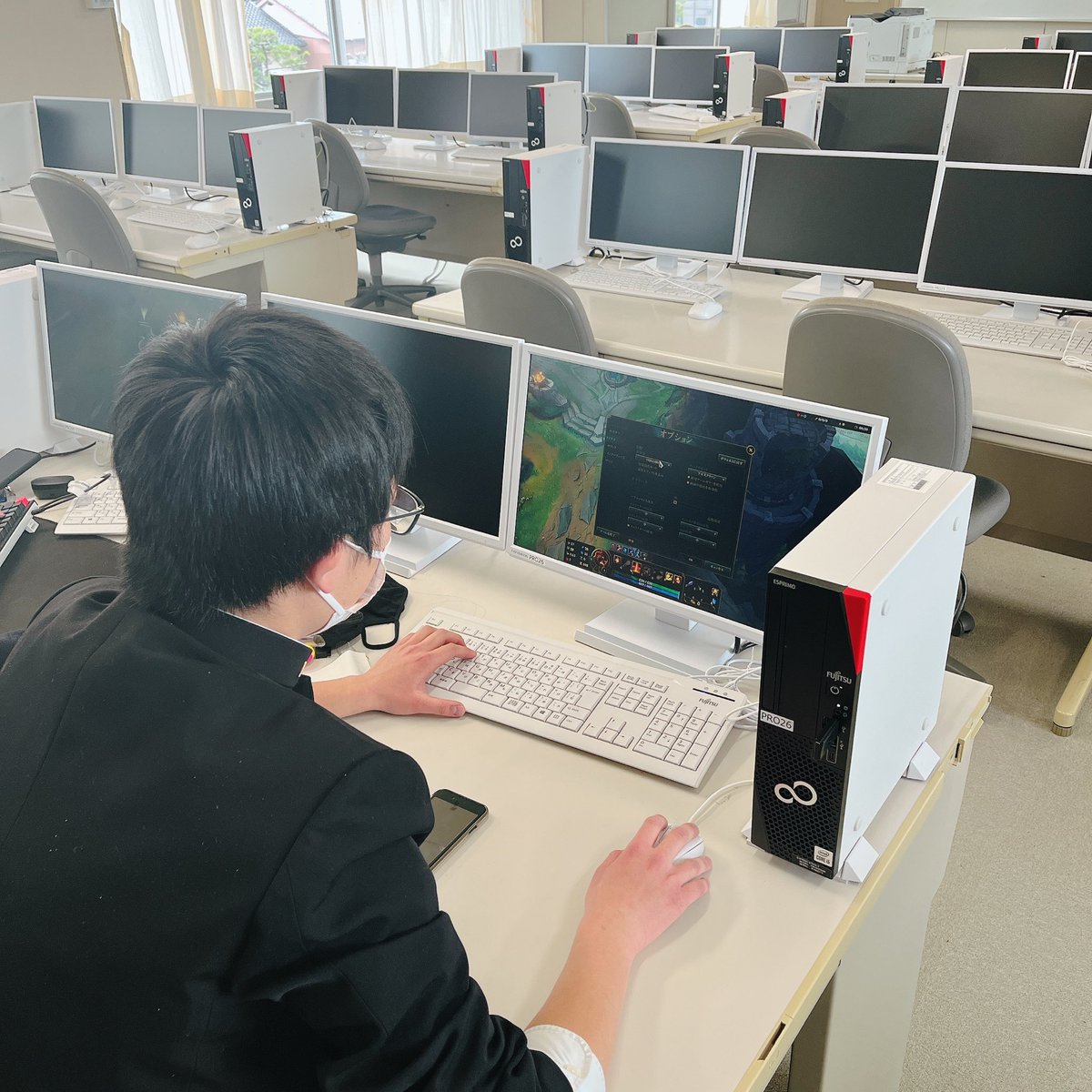 SchoolShimasho's tweet photo. ティーモ杯にて岡山共生高校の生徒と試合をしています☺️前回はボロ負けだったので今回はいい試合をしたいと思います！
#島田商業
#情報処理部
#ティーモ杯
#eスポーツ https://t.co/RNX8TTjVmH
