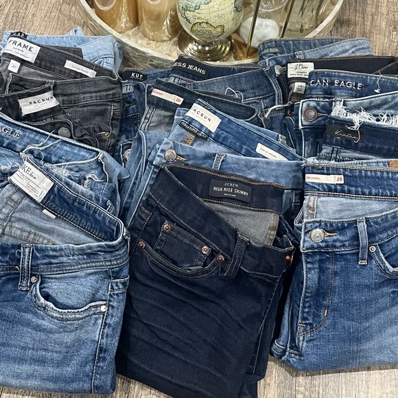 Panda_b3ar's tweet photo. So good I had to share! Check out all the items I'm loving on @Poshmarkapp #poshmark #fashion #style #shopmycloset #levis #express #americaneagleoutfitters: https://t.co/k2vszS7Uuk https://t.co/eXfFFlkzTW