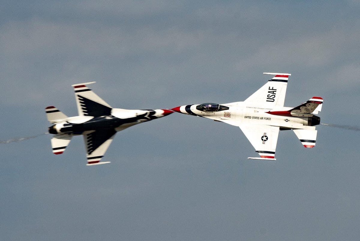 WOFighter_Jets's tweet photo. USAF Thunderbirds 🖤❤️

Credit - @AFThunderbirds 

#USAF #airforce #fighter #jets #aircraft #usa #america #THUNDERBIRDS #demo #team #PicOfTheDay #Viral https://t.co/Ra9KNxvwz8