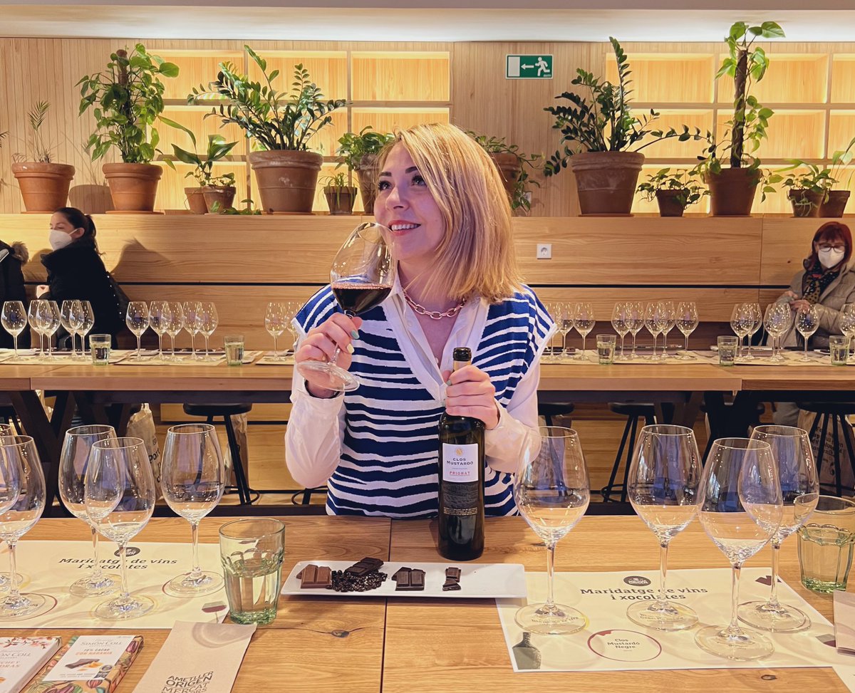 Meritxell Falgueras (@winesandthecity) on Twitter photo 🍫 & 🍷⁉️
Sí, i 🥂‼️ Així ha estat el nostre taller a <a href="/AmetllerOrigen/">Ametller Origen</a> amb <a href="/simoncoll_/">SimónColl Xocolaters</a> buscant el millor maridatge dels diferents vins de <a href="/FamiliaAmetller/">Família Ametller</a> amb els porcentatges de cacao
📆 I el proper 4 d'abril buscarem el vi de la primavera 🌸
femcami.org/ca/esdevenimen… 🍫 & 🍷⁉️
Sí, i 🥂‼️ Així ha estat el nostre taller a <a href="/AmetllerOrigen/">Ametller Origen</a> amb <a href="/simoncoll_/">SimónColl Xocolaters</a> buscant el millor maridatge dels diferents vins de <a href="/FamiliaAmetller/">Família Ametller</a> amb els porcentatges de cacao
📆 I el proper 4 d'abril buscarem el vi de la primavera 🌸
femcami.org/ca/esdevenimen…