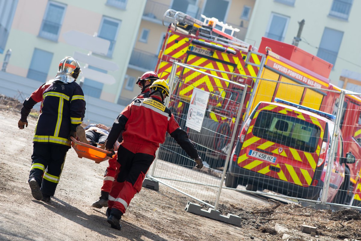 sdis67's tweet photo. Les #Pompiers67 spécialistes en sauvetage-déblaiement ont réalisé une manœuvre avec recherche de victimes à Schiltigheim avec la participation de David et de son chien Ryder, dans le cadre de sa formation #Cyno, ainsi que du conseiller technique zonal cyno, l’adc Tambuzzo. https://t.co/5QuVrhPzUb