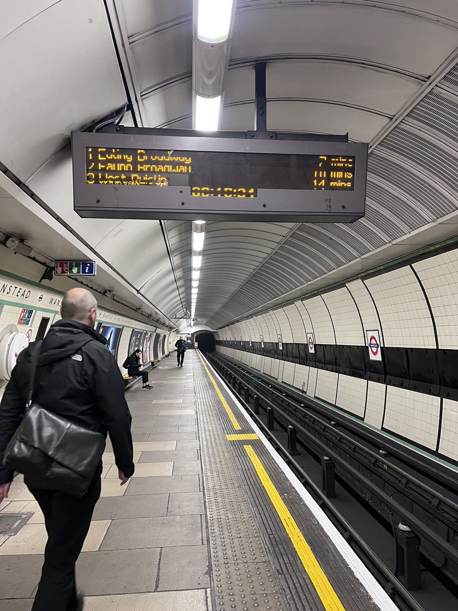 MissClaraT's tweet photo. Great service 7 mins for a train in rush hour was just 8 not impressed @TfL @SadiqKhan @MayorofLondon https://t.co/9SlTTMemBW