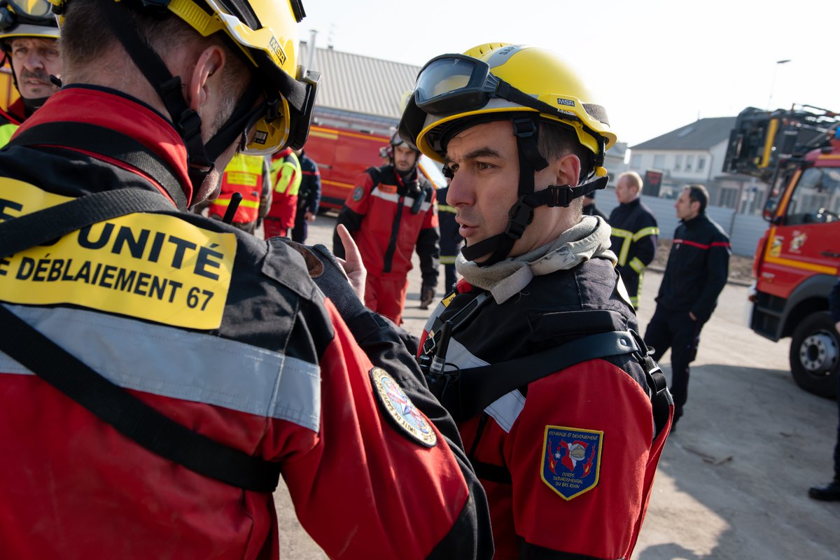 sdis67's tweet photo. Les #Pompiers67 spécialistes en sauvetage-déblaiement ont réalisé une manœuvre avec recherche de victimes à Schiltigheim avec la participation de David et de son chien Ryder, dans le cadre de sa formation #Cyno, ainsi que du conseiller technique zonal cyno, l’adc Tambuzzo. https://t.co/5QuVrhPzUb