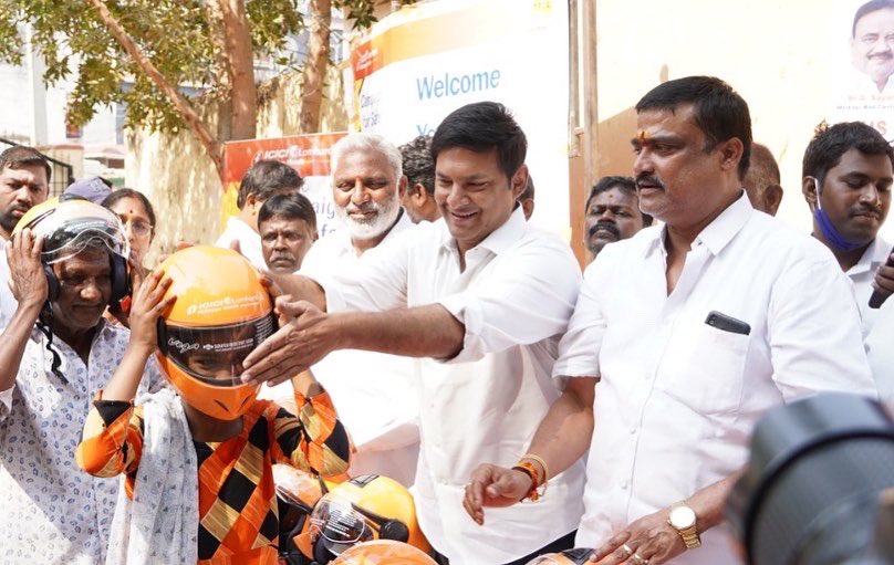 MarriRajasekar's tweet photo. “Ride to Safety” campaign at ZPHS School, Gun Bazaar, Rasoolpura. 

Distributed #Helmets to Parent &amp; Child organized by TRaX NGO to promote #RoadSafety along with #TRaX NGO PO’s Adishanker &amp; Rajesh, EX-SCB Members, Ex AMC Chairman, HM’s. 

#RoadSafety #Students https://t.co/TOiGUPdMt6