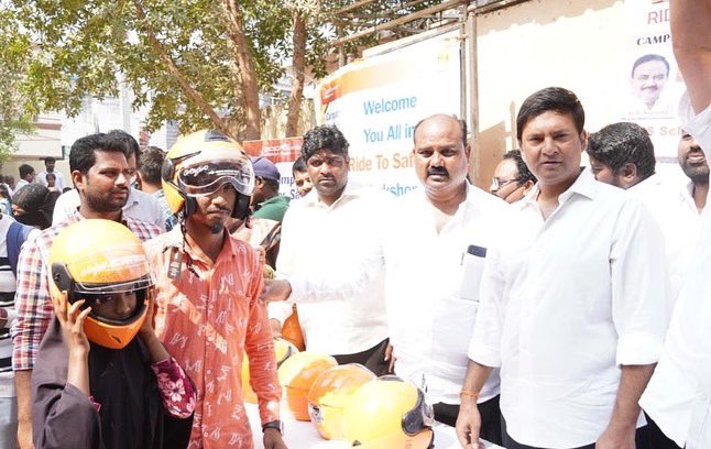 MarriRajasekar's tweet photo. “Ride to Safety” campaign at ZPHS School, Gun Bazaar, Rasoolpura. 

Distributed #Helmets to Parent &amp; Child organized by TRaX NGO to promote #RoadSafety along with #TRaX NGO PO’s Adishanker &amp; Rajesh, EX-SCB Members, Ex AMC Chairman, HM’s. 

#RoadSafety #Students https://t.co/TOiGUPdMt6