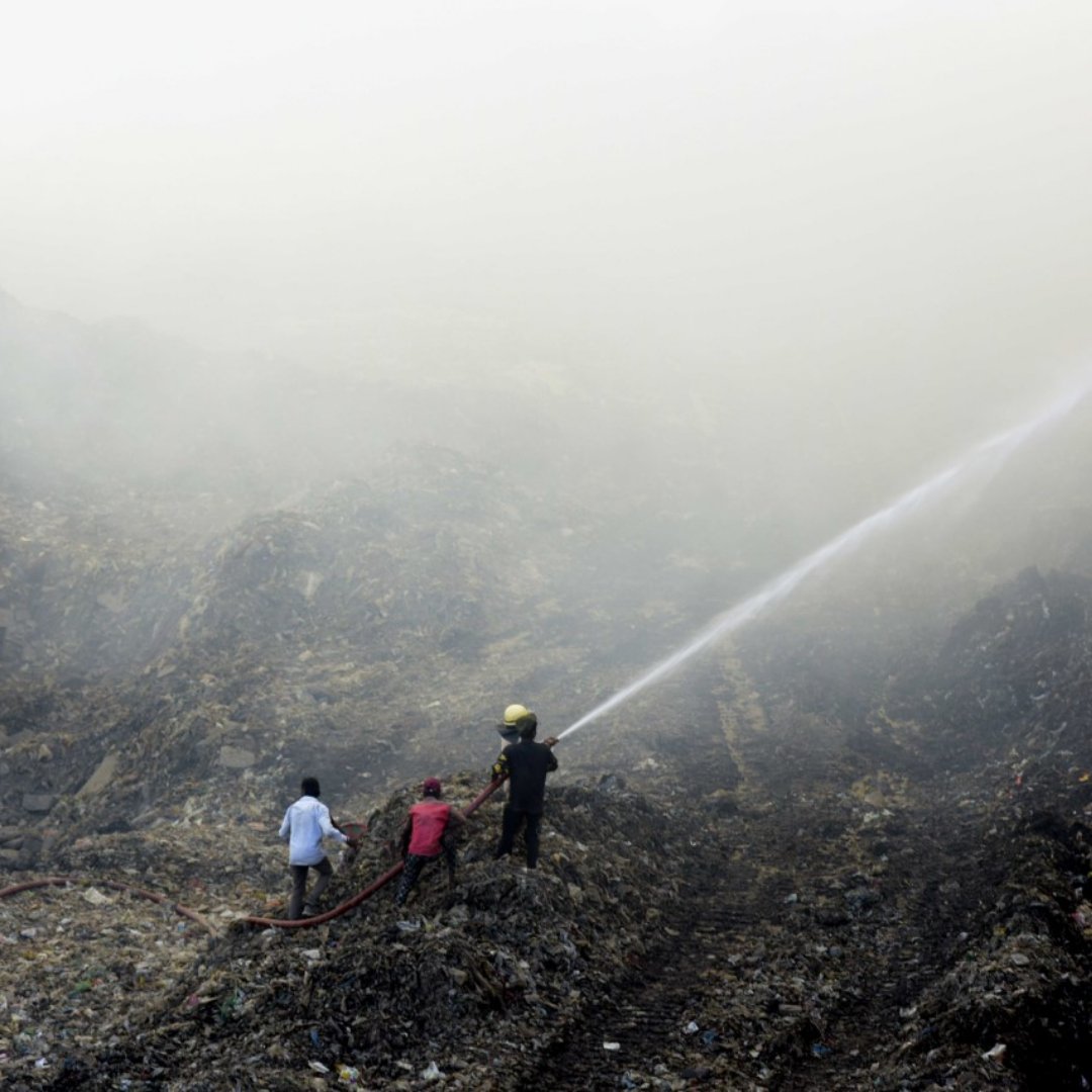 Trending_Today_'s tweet photo. Smoke rising out of fire at dumping yard at Ghazipur in New Delhi India on March 28,2022, It receives about 2,000 tonnes of garbage per day.
#news #trendingtoday #smoke #fire #dumpingyard #garbageyard #ghazipur https://t.co/vMd10UkkjO