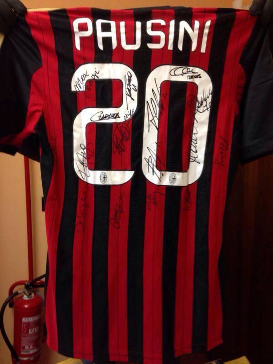 Grisel_Cuba's tweet photo. Equilibrio perfecto de mi amor por la música y el fútbol, simplemente Viva @LauraPausini y como ella, más rossonera que nadie siempre dice: ¡Forza Milan!👸🏻❤️🖤 @acmilan https://t.co/zaisVOjQZV