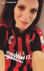 Grisel_Cuba's tweet photo. Equilibrio perfecto de mi amor por la música y el fútbol, simplemente Viva @LauraPausini y como ella, más rossonera que nadie siempre dice: ¡Forza Milan!👸🏻❤️🖤 @acmilan https://t.co/zaisVOjQZV