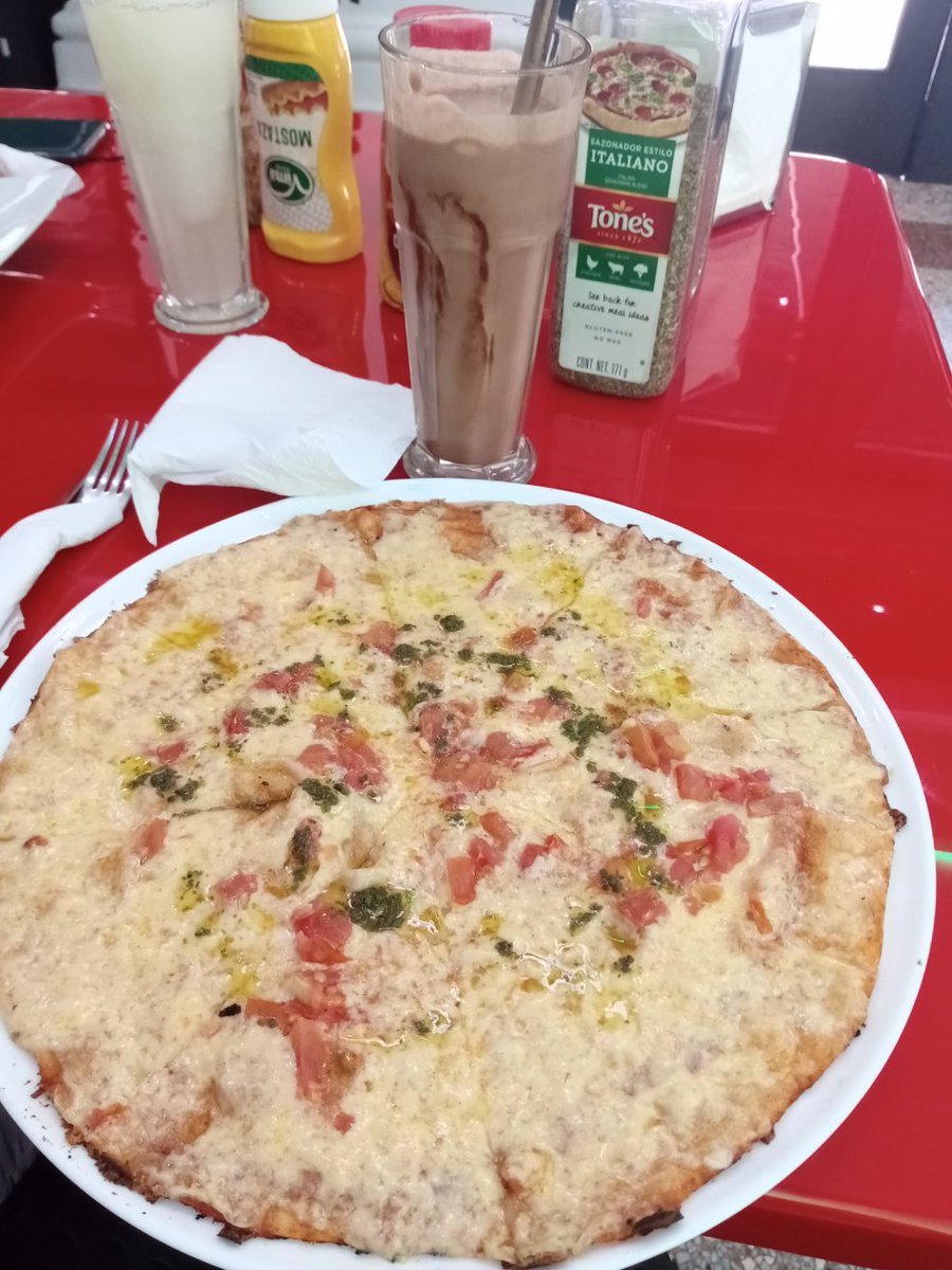 nalgasdegoma's tweet photo. @OikawaToruuuuuu @elianuty_ Confirmo jamás pidan una pizza ahí por dios la masa no tiene ni un centímetro de espesor, no podía ni picarla, en fin si van a Rey &amp;Gabi pidan hamburguesas que si están buenas https://t.co/AfB4WUv5jU