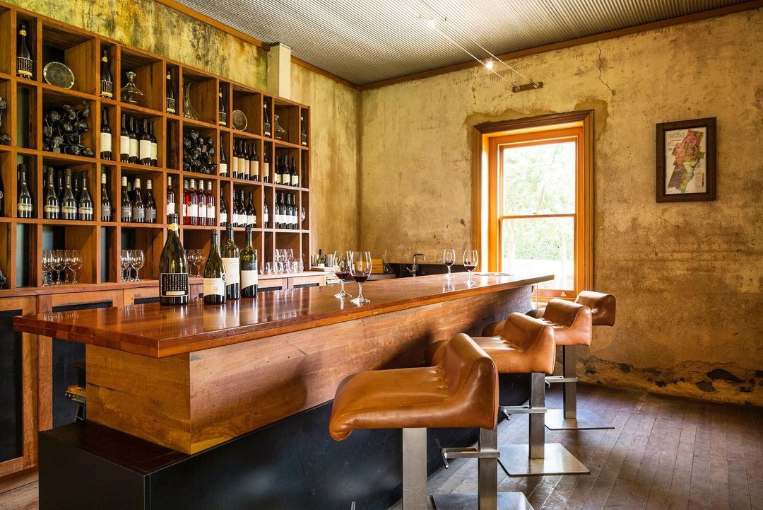 今日は @hentleyfarm の豪華で素朴な試飲直売所からの眺めをお届け。南オーストラリア州のバロッサ・バレーにあるヘントリー・ファームは、絵のように美しい地で、オーストラリアワインを飲める観光地としておすすめの場所です。
ワインを飲んで、旅行気分を味わってみては？✈️ #スワールワイン