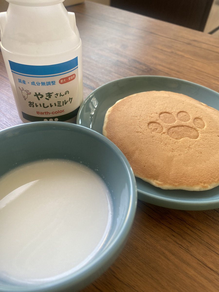 mamio561123's tweet photo. 朝食のようですが、こちらは
コタくんのお誕生日仕様です😂💕

やぎさんミルク🥛はねこさんにもお裾分け😋 https://t.co/RiWUiw5FE1