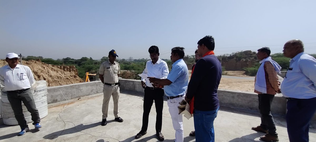 BhindCollector's tweet photo. कलेक्टर डॉ सतीश कुमार ने विकासखण्ड अटेर के ग्राम कनावर में सीएम राइस स्कूल हेतु चिन्हित भूमि का निरीक्षण कर नक्शे के माध्यम से भूमि के मापदंड के संबंध में जानकारी ली। https://t.co/JaZ4rMm9OG