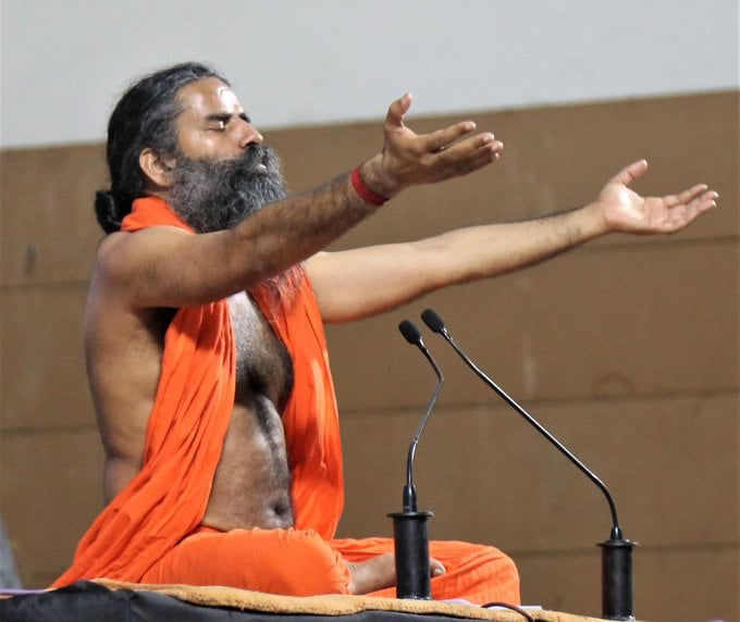 pguklm's tweet photo. प्रमाद  मृत्यु है और पुरुषार्थ जीवन है। प्रमाद शत्रु है और पुरुषार्थ आपको सफल बनाता है। शरीर, मन, विचार, भावना, वाणी, भोजन, प्रकृति के स्तर पर हम लापरवाह हैं। यदि प्रमाद को दूर करने और पुरुषार्थ को बढ़ाने का कोई उपाय है, तो वह है योग। #swadishswabhiman https://t.co/mYq4kRmhdm