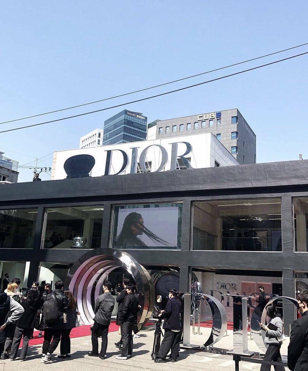 MOA_INA's tweet image. 📸Yeonjun dan Soobin terlihat di DIOR ADDICT POP UP STORE Seoul

@TXT_members @TXT_bighit #TOMORROW_X_TOGETHER 
#수빈 #SOOBIN #연준 #YEONJUN 
©️kangdong_leather