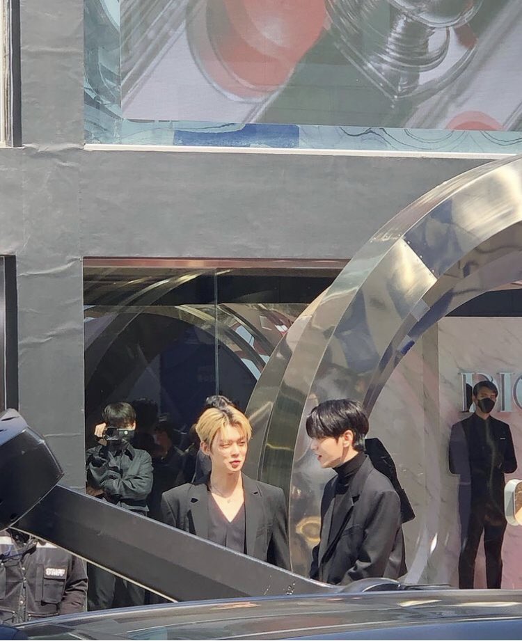 MOA_INA's tweet image. 📸Yeonjun dan Soobin terlihat di DIOR ADDICT POP UP STORE Seoul

@TXT_members @TXT_bighit #TOMORROW_X_TOGETHER 
#수빈 #SOOBIN #연준 #YEONJUN 
©️kangdong_leather