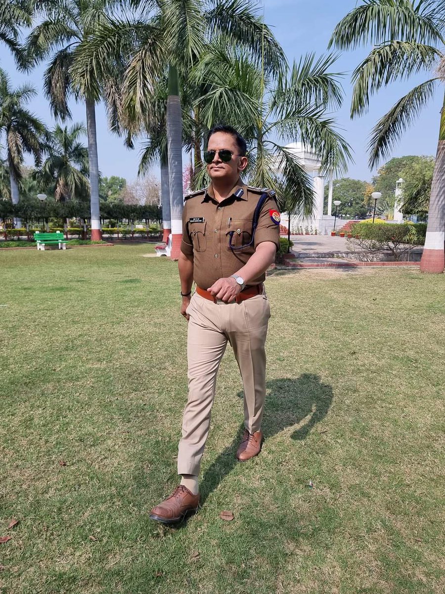 " हमेशा छोटी-छोटी ग़लतियों से बचने की कोशिश किया करें;
             क्योंकि
इन्सान पहाड़ों से नहीं, पत्थरों से ठोकर खाता है..!!"