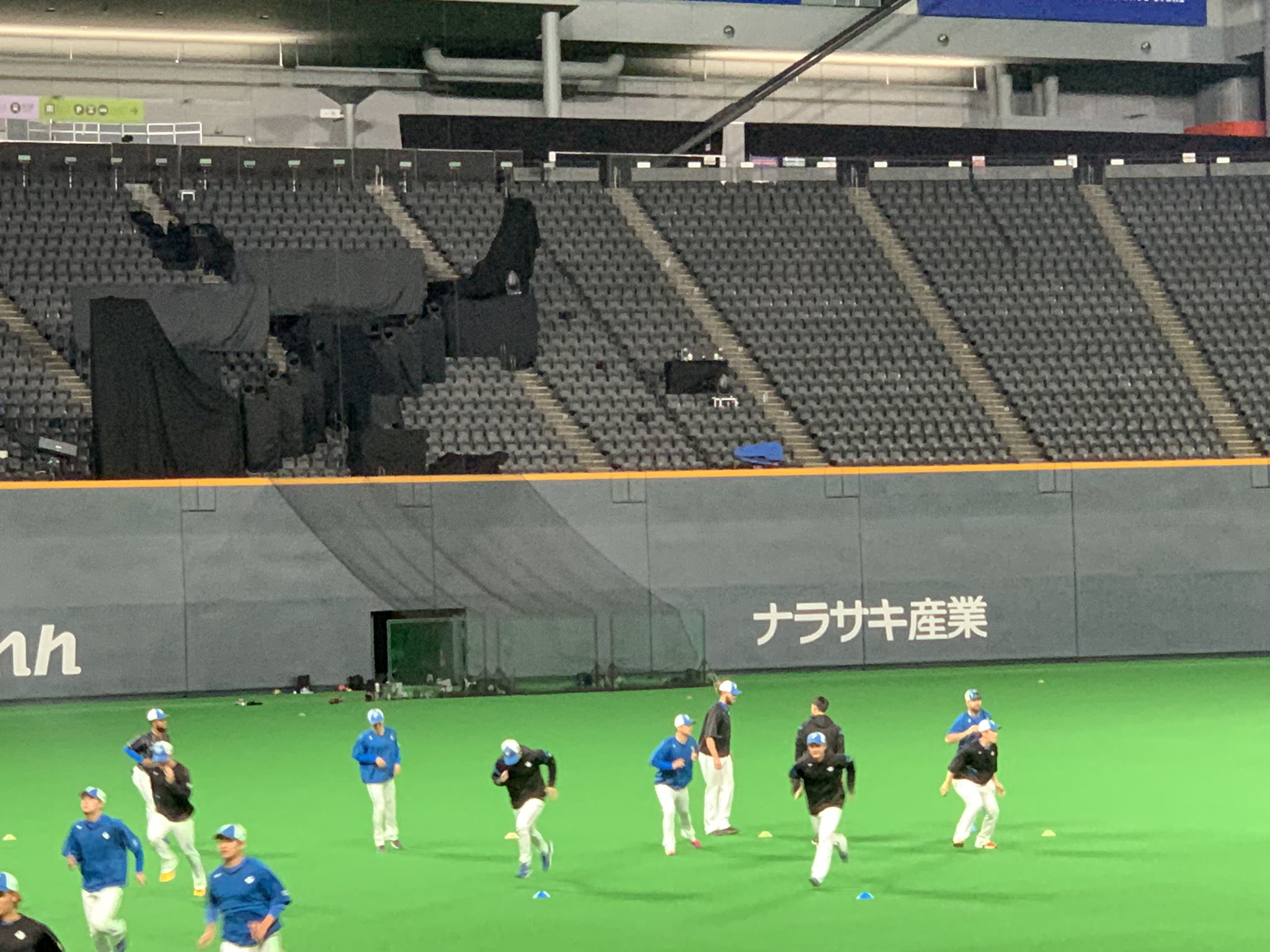 日刊スポーツ 日本ハム担当 札幌ドームでは試合前練習のアップが始まりました センター付近に怪しげな暗幕がチラホラ Lovefighters 札幌ドーム 異変 T Co 70yx4ae6qu Twitter