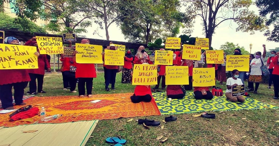 UTMalaysian's tweet photo. Hi twitter, Jaringan Pekerja Kontrak Kerajaan JPKK is currently outside Jabatan Perdana Menteri. 
Their demands are simple: to be paid what is due to them in unpaid wages. 
However, pegawai2 JPM are currently paying lip service and are trying to convince the workers to leave. https://t.co/6rhYNtvRqp