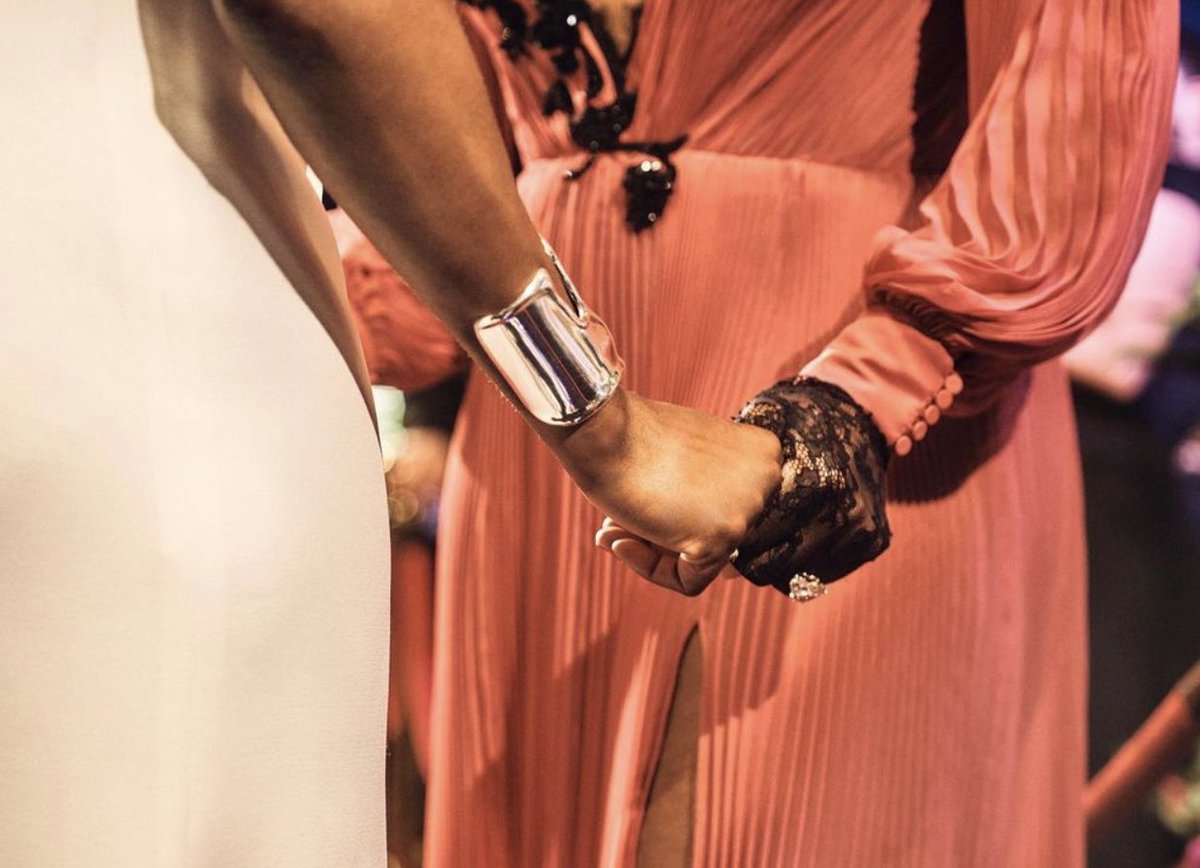 alexisohanian's tweet photo. I love this candid photo snapped by @ShayanAsgharnia of @serenawilliams @Venuseswilliams right before they presented &amp; opened the #Oscars : https://t.co/0VXRp3mJU4 https://t.co/YJTYF2rcNi